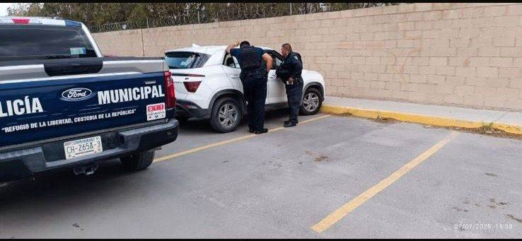 Personal de OMEJ rescata a niño encerrado en auto durante ola de calor en Juárez
