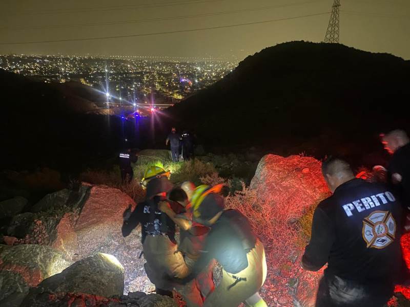 Rescatan a tres jóvenes en el Cerro del Muerto; uno resultó lesionado