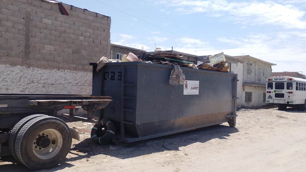 “Punto Limpio a tu Colonia” promueve el retiro de tiliches y llantas en Juárez