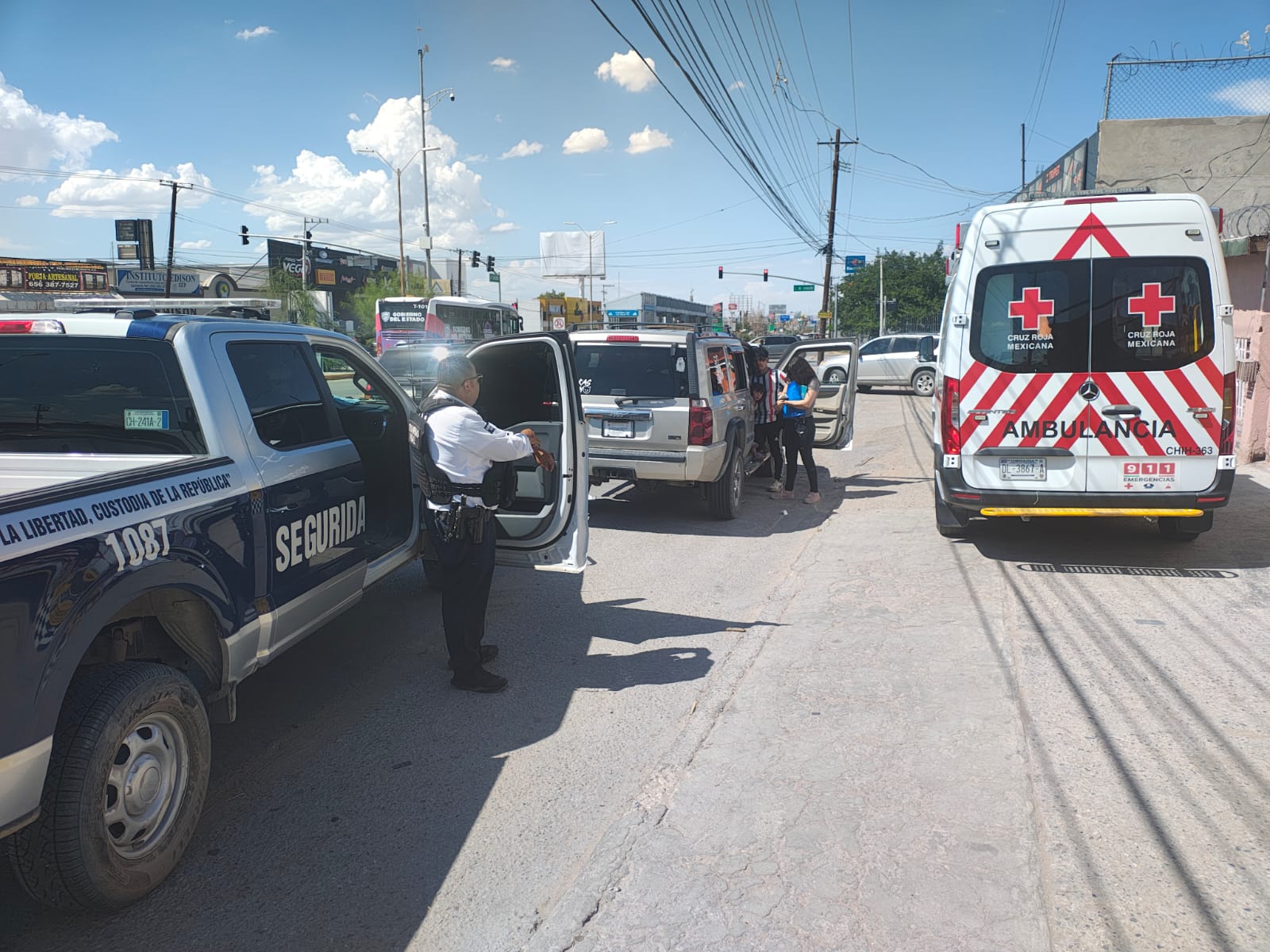 Atienden policías viales parto en el Boulevard Zaragoza.
