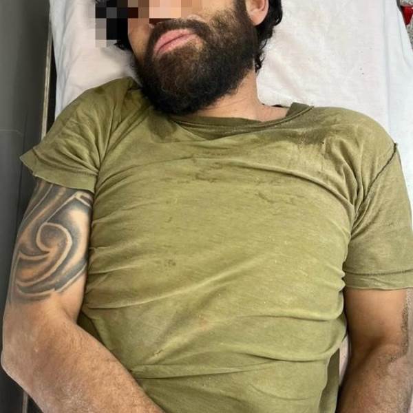 Agentes neutralizan y arrestan a hombre que agredió a un policía