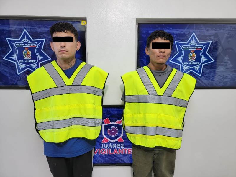 Detienen a dos hombres por portación de réplica de arma y posesión de cristal