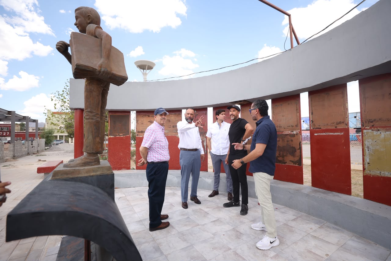 Supervisan avances en la rehabilitación de la Plaza del Periodista