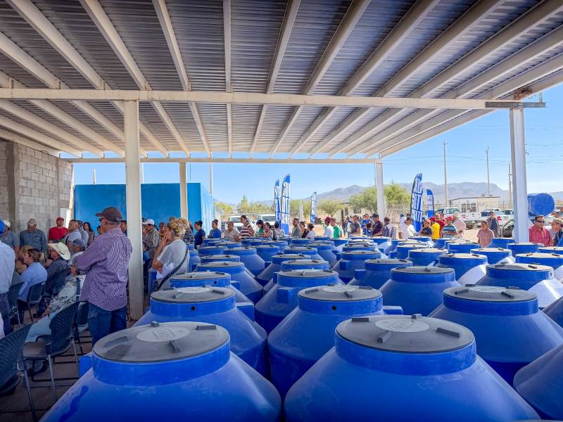 JMAS entregó más de 800 tinacos a familias de Los Kilómetros
