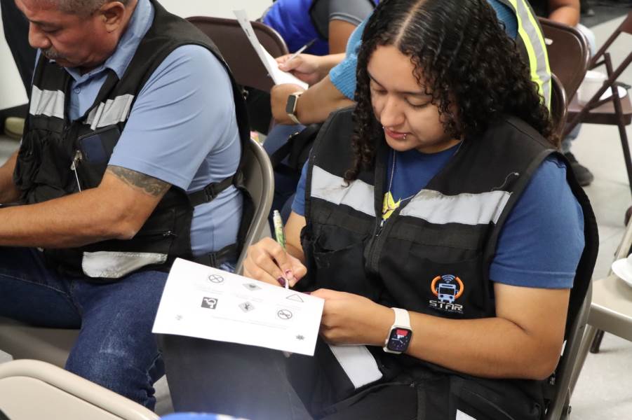 Capacitan a operadores de transporte de personal en seguridad vial para reforzar el servicio a Electro Componentes de México