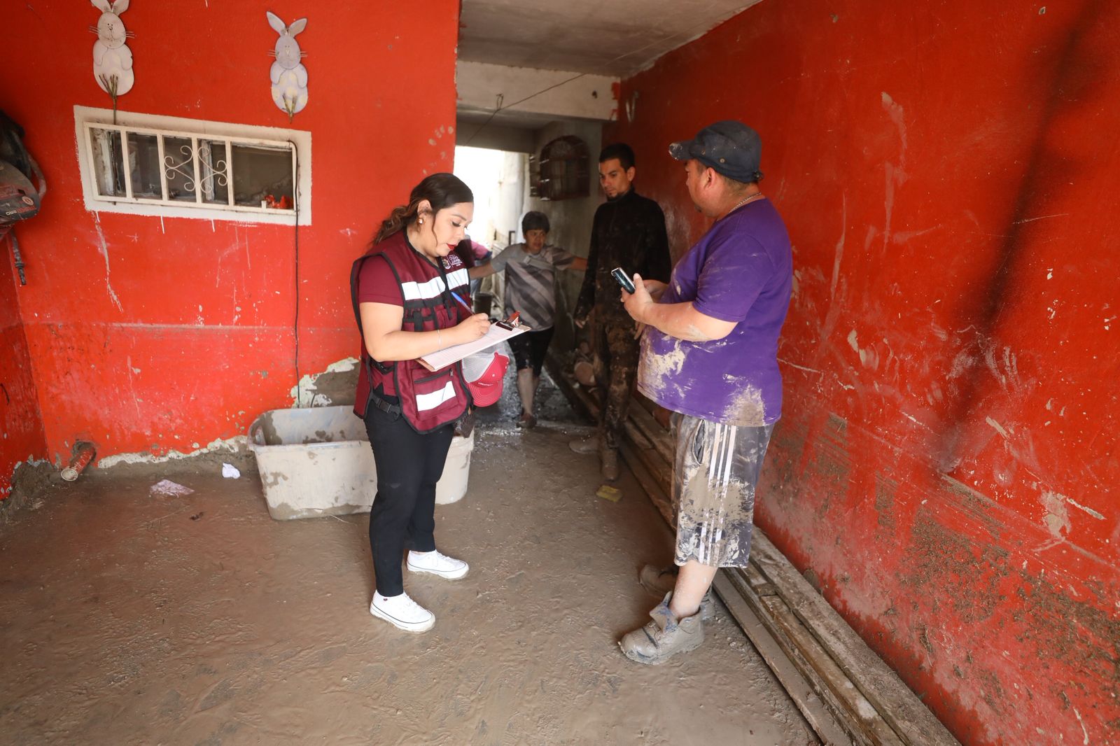 Entrega DIF apoyos a familias afectadas en su patrimonio.