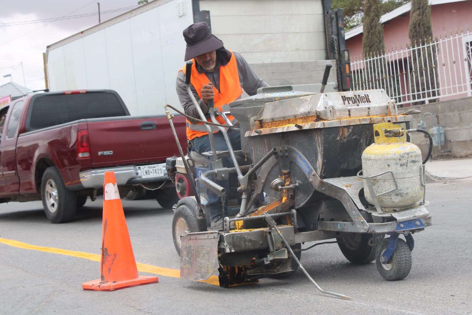 Delimitan carriles en calle Capulín para mejorar flujo vehicular.