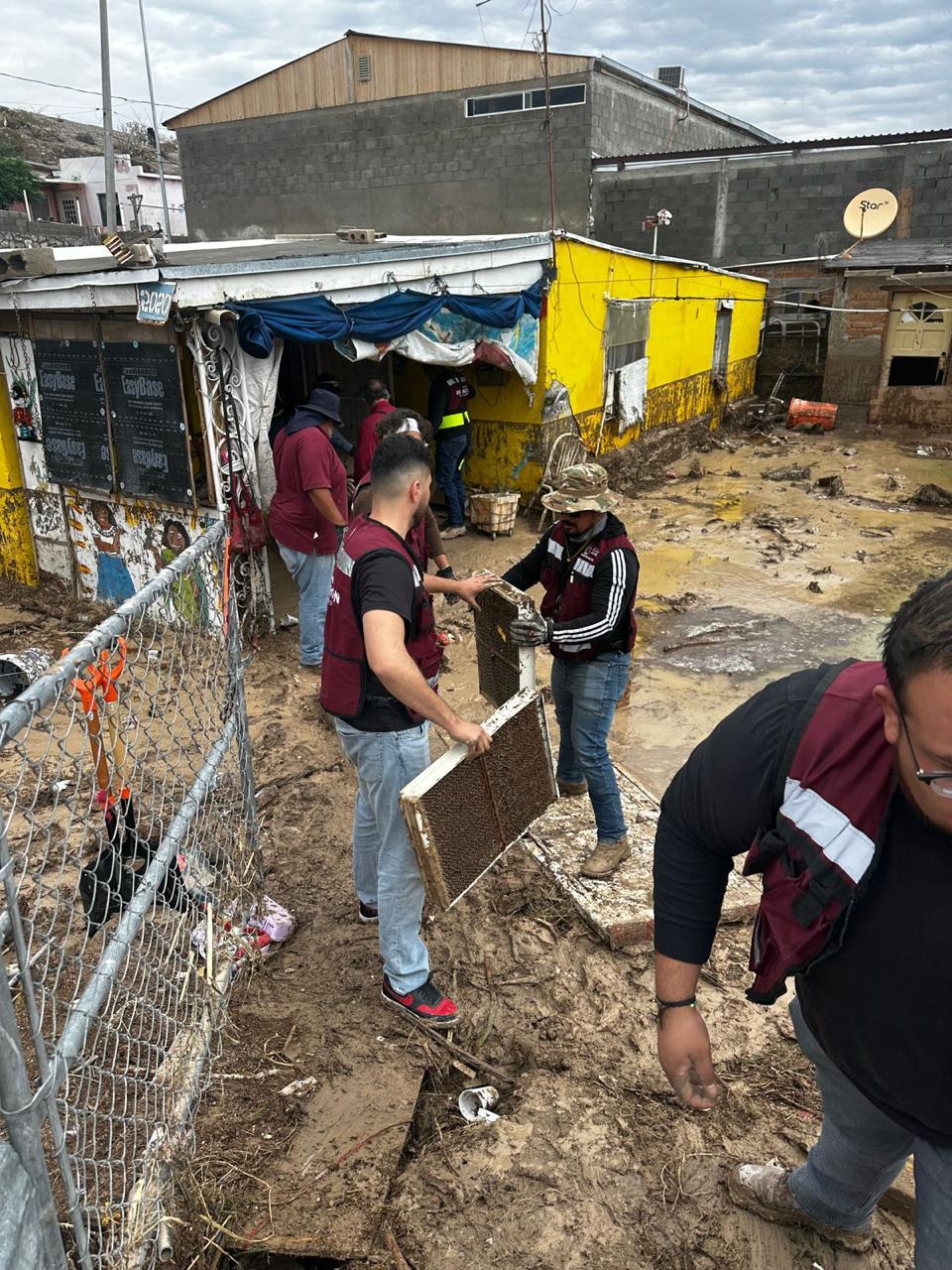 Dotan de pintura e impermeabilizante para reparación de casas.