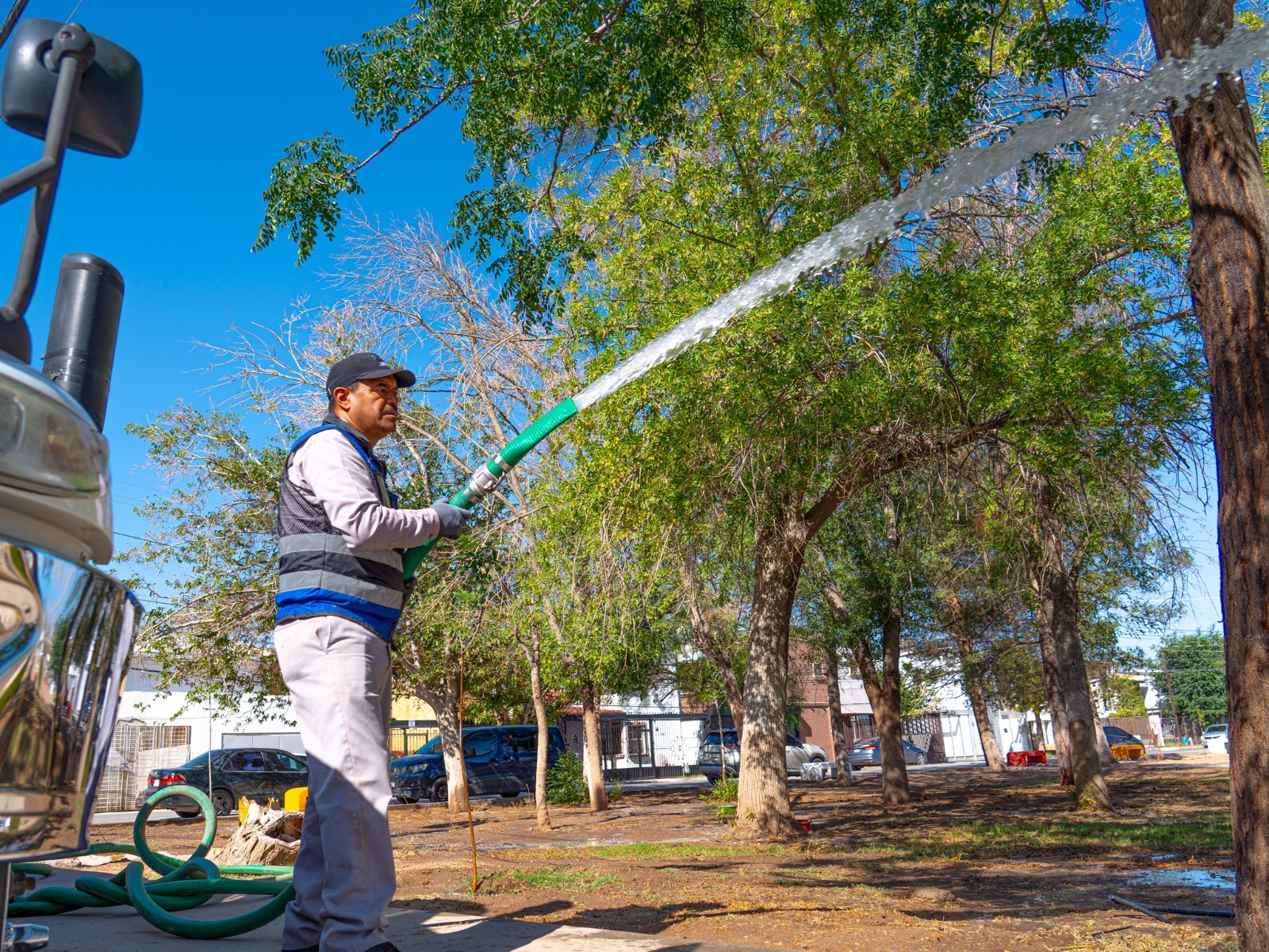 Promueve JMAS programa de reparto de agua tratada para riego de parques.