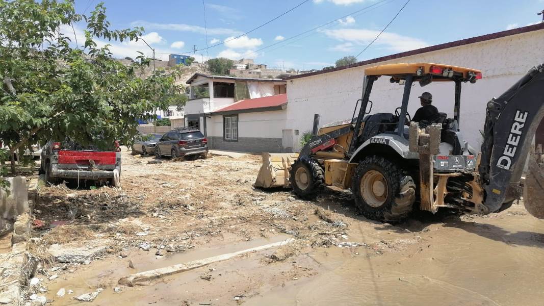 Continúa Obras Públicas con la limpieza de calles en la colonia Fronteriza