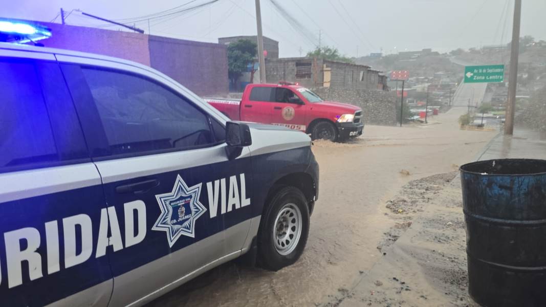 Cierran vialidades y emiten alerta por acumulación de agua en Ciudad Juárez