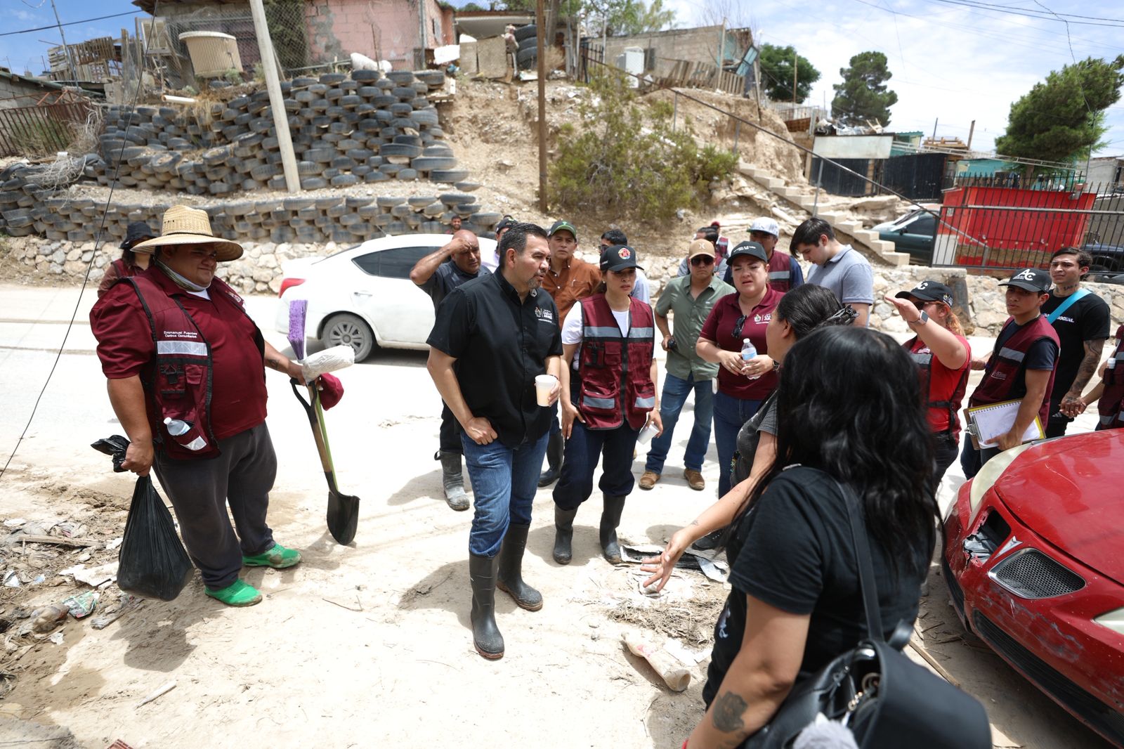 Visita alcalde a familias afectadas en colonia Plutarco Elías Calles.