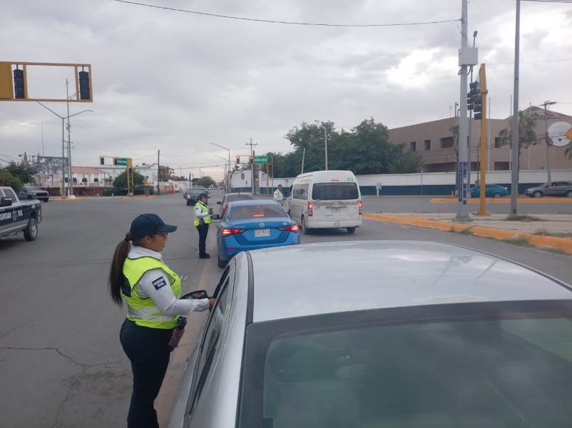 Seguridad Vial promueve el respeto a los límites de velocidad con volanteo informativo