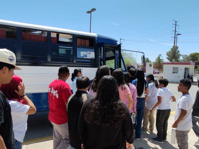 Empresa de transporte trasladó jóvenes a conferencia sobre prevención de la violencia en el noviazgo