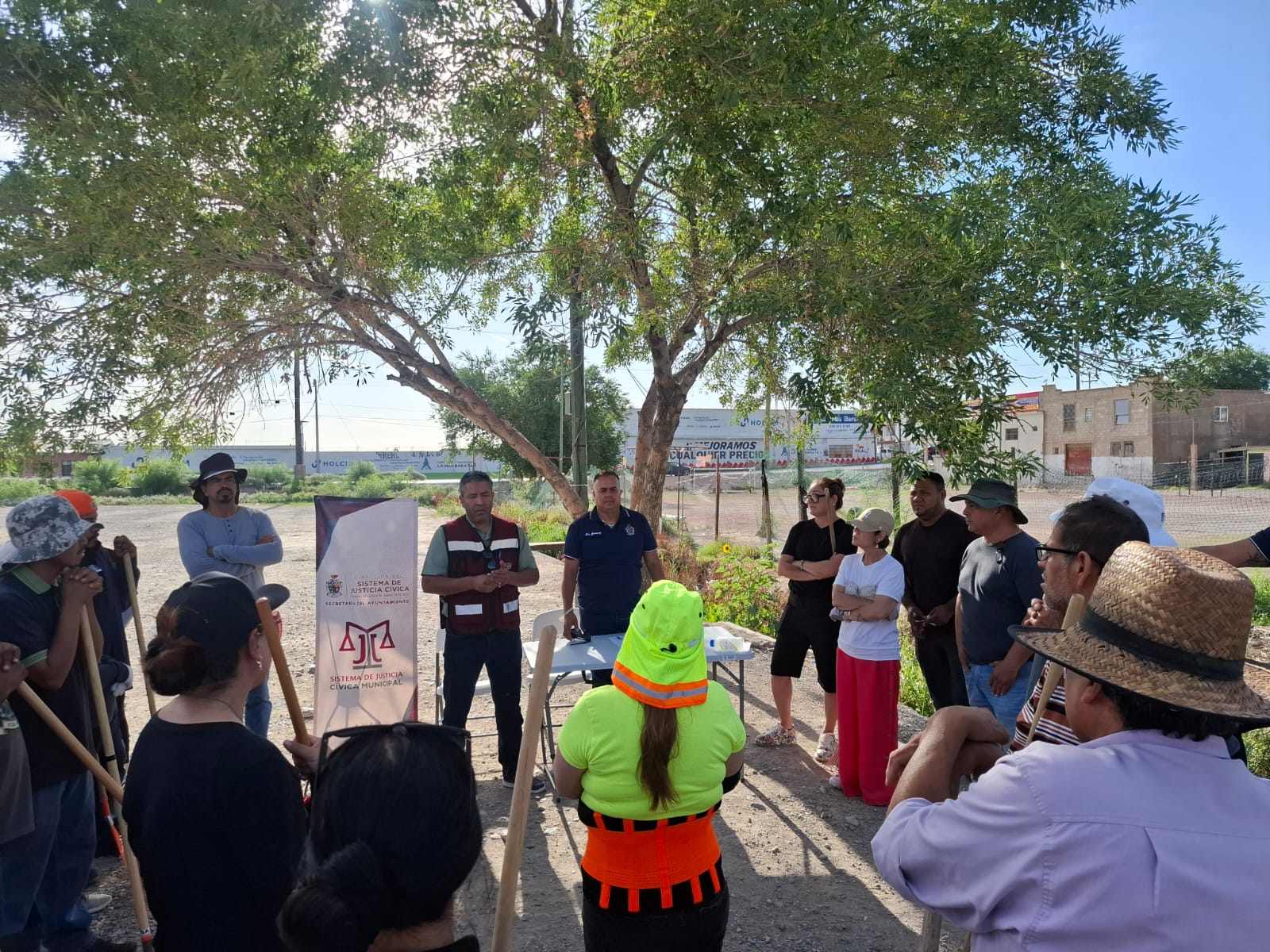 Comerciantes del Mercado Libertad participan en jornada de limpieza comunitaria