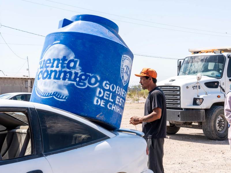 JMAS inició con entrega de tinacos a familias de Los Kilómetros