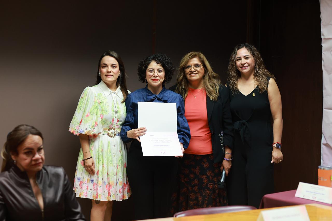 Entregan reconocimiento a Mujeres Forjadoras por una Vida Libre de Violencia y Digna