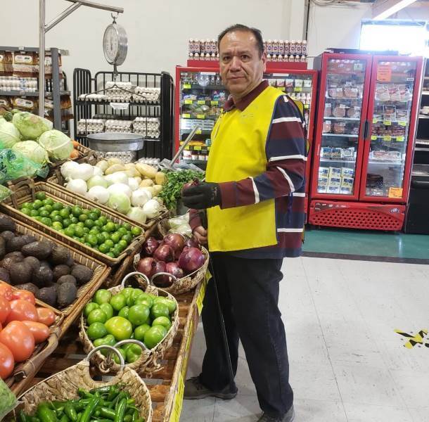 Instan a empresas a emplear a personas mayores o con discapacidad