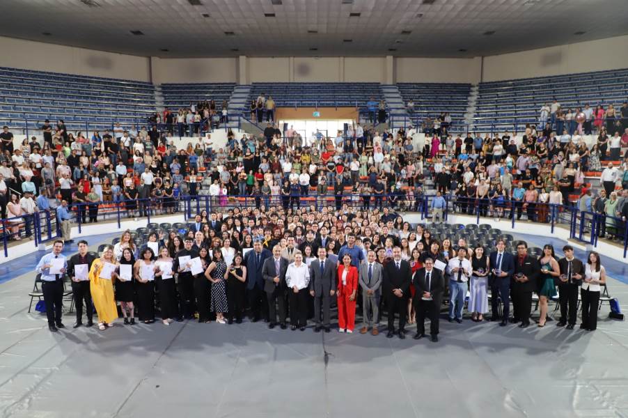 Reconoce UACJ a estudiantes destacados e integrales
