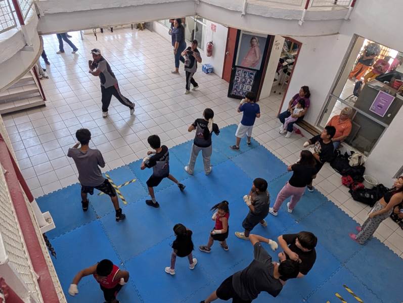 Realizan clase comunitaria de box en el Centro Comunitario Francisco Villarreal
