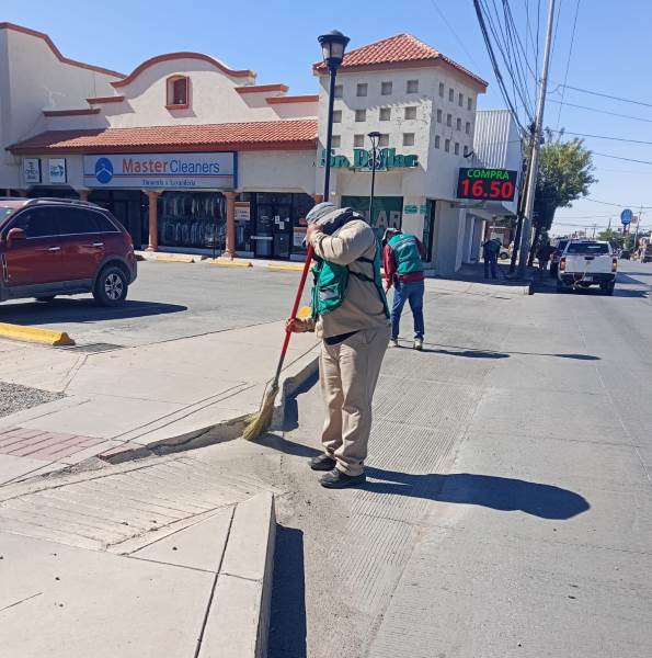 Mantienen trabajos de limpieza y rehabilitación urbana en avenidas de Juárez