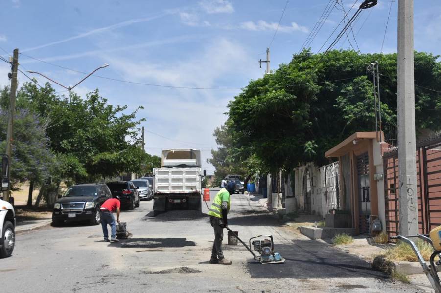 Mantienen trabajos de bacheo en distintos sectores de la ciudad