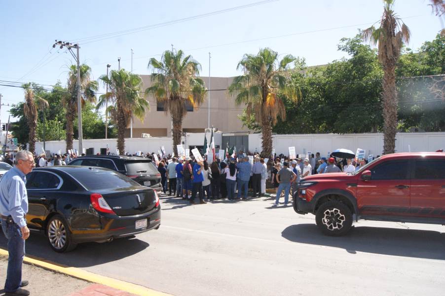 Simpatizantes de Maru Campos se concentraron afuera de la FGR en Chihuahua