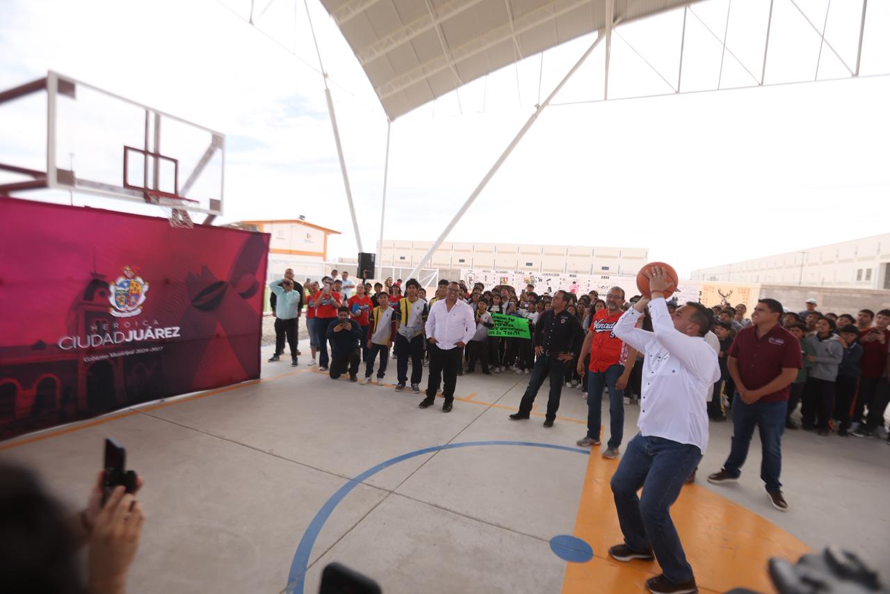 Entregan nuevas canchas deportivas en la Secundaria Técnica 97
