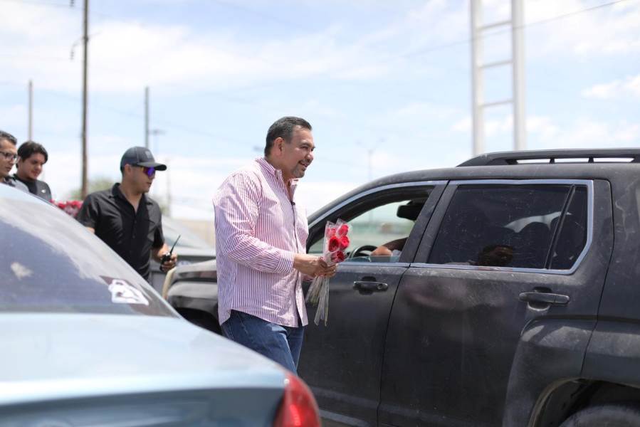 Cruz Pérez Cuéllar entrega 20 mil rosas a madres juarenses