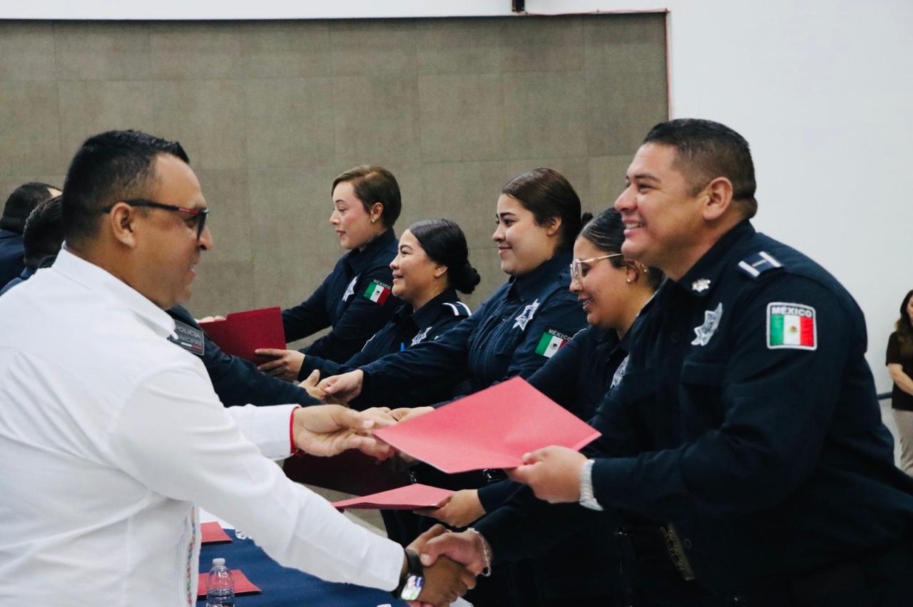 Concluyen policías la preparatoria; reciben certificados.