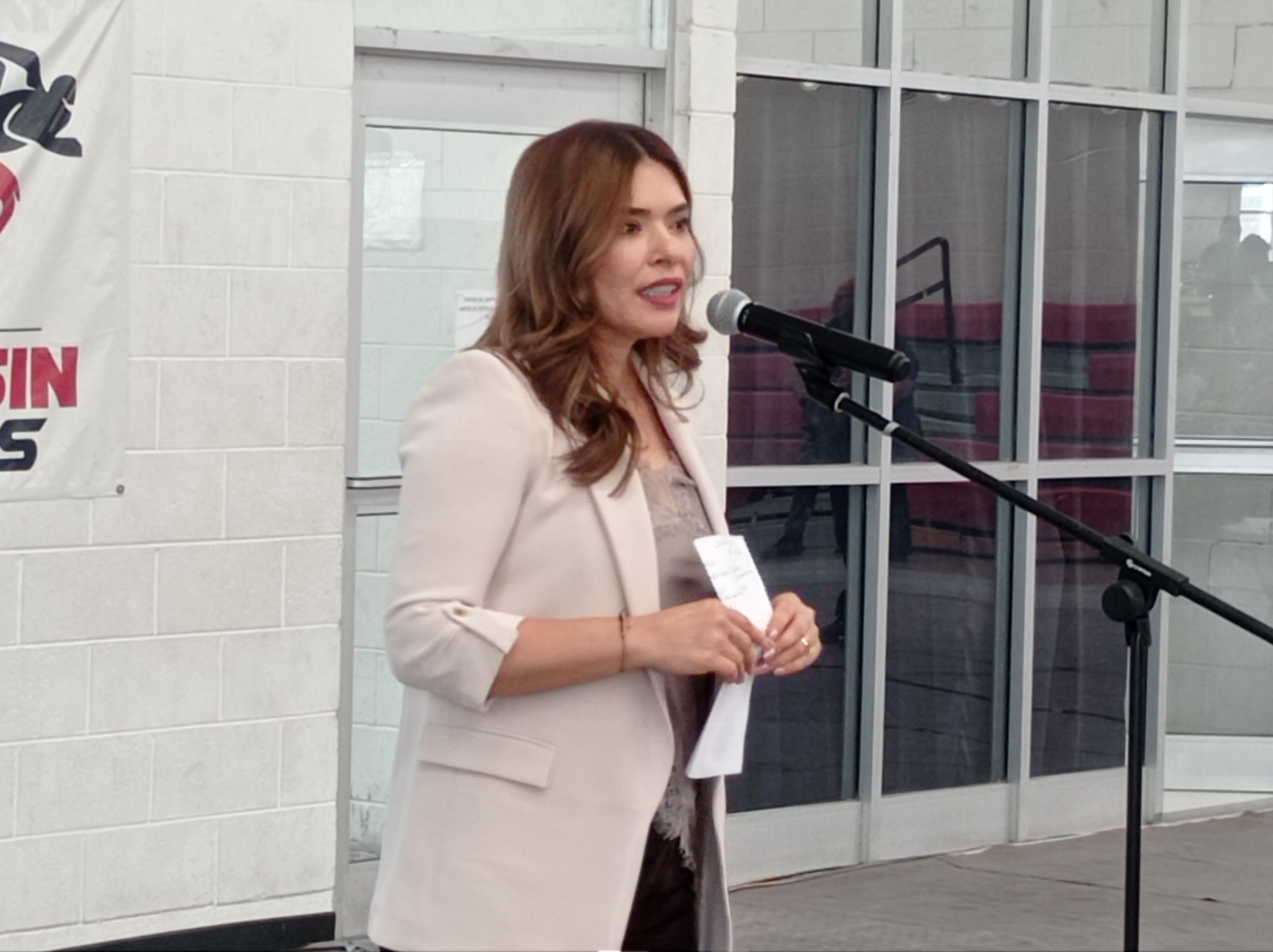 Donan aparatos funcionales de entrenamiento para adultos mayores.