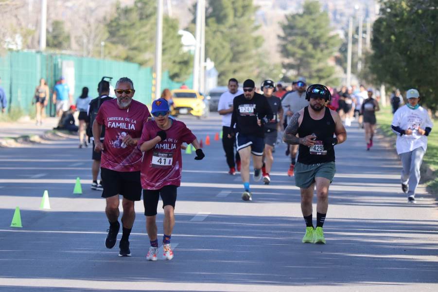 Cerca de 4 mil corredores participan en la Carrera de la Familia
