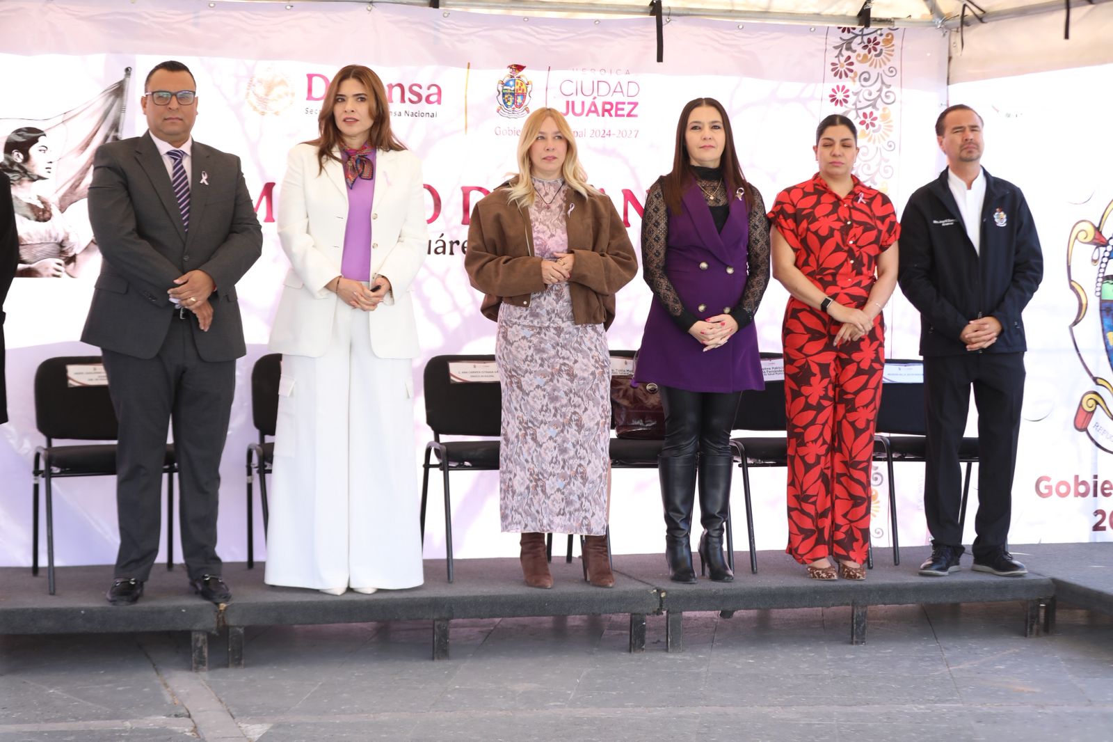 Honran la valentía de la mujer en acto protocolario.