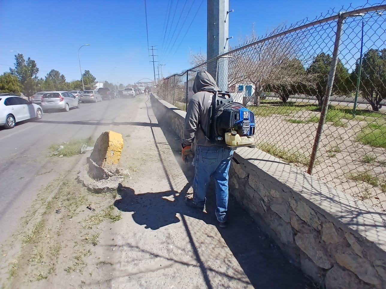Residuos en las calles provienen de los vehículos.