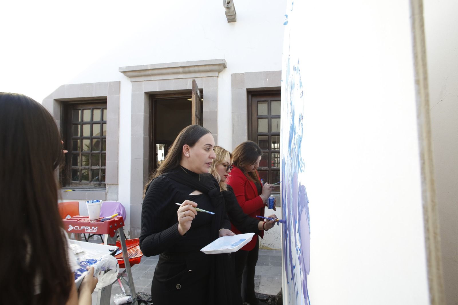 Se expresan mujeres mediante mural móvil.