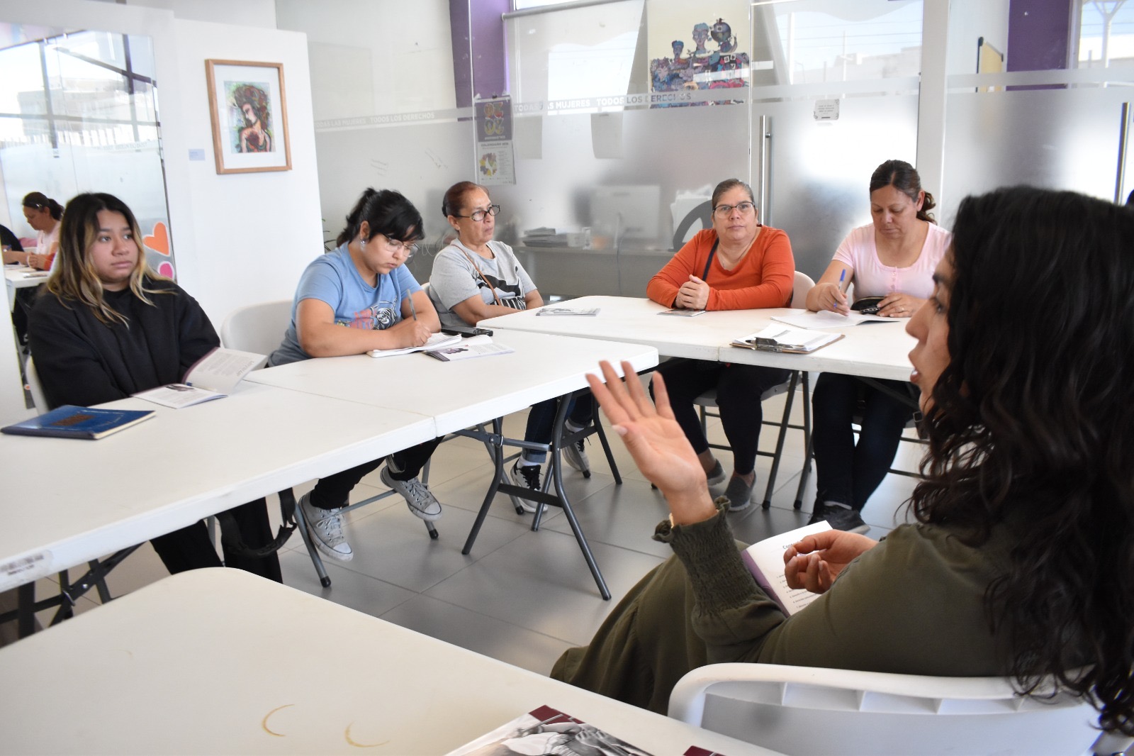 Reflexionan sobre origen del Día Internacional de la Mujer.