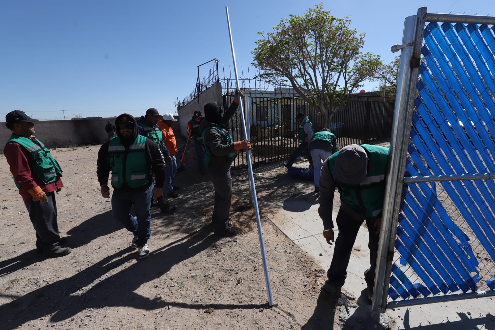 Rescatan áreas verdes en operativos de reordenamiento.