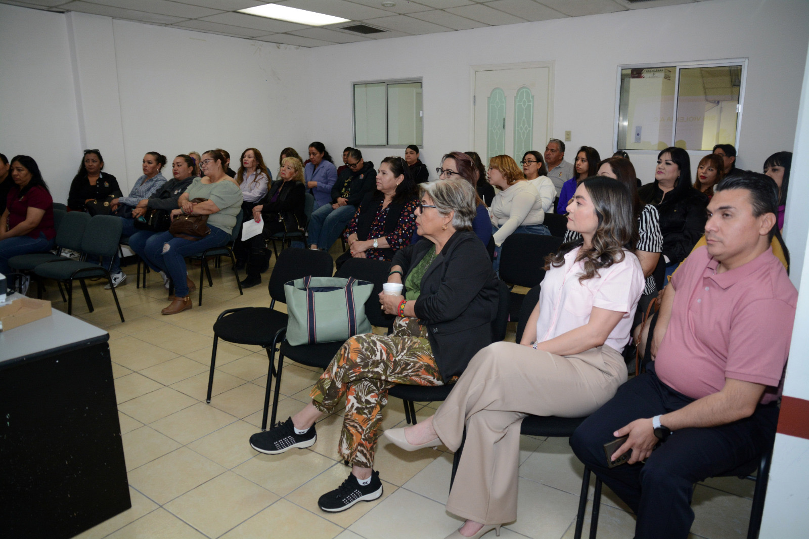 Siguen acciones de sensibilización por el Día de la Mujer.