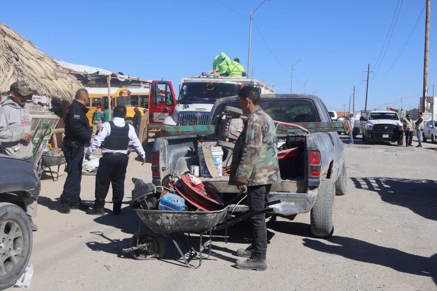 Retiran negocio irregular y residuos peligrosos en espacio público