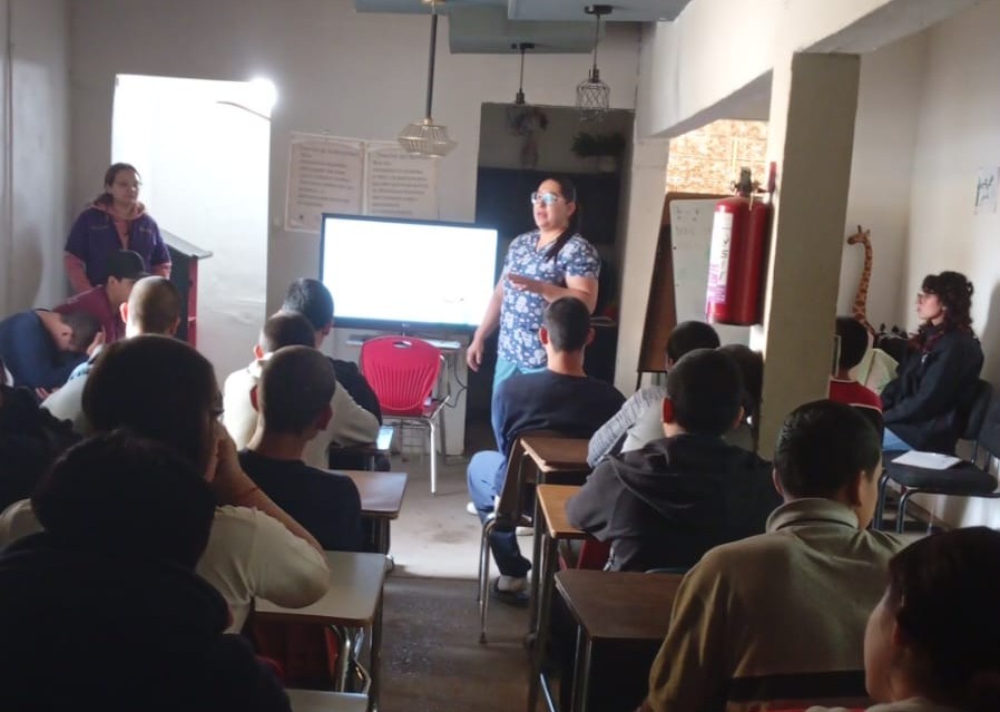 Llevan a adolescentes información sobre adicciones.