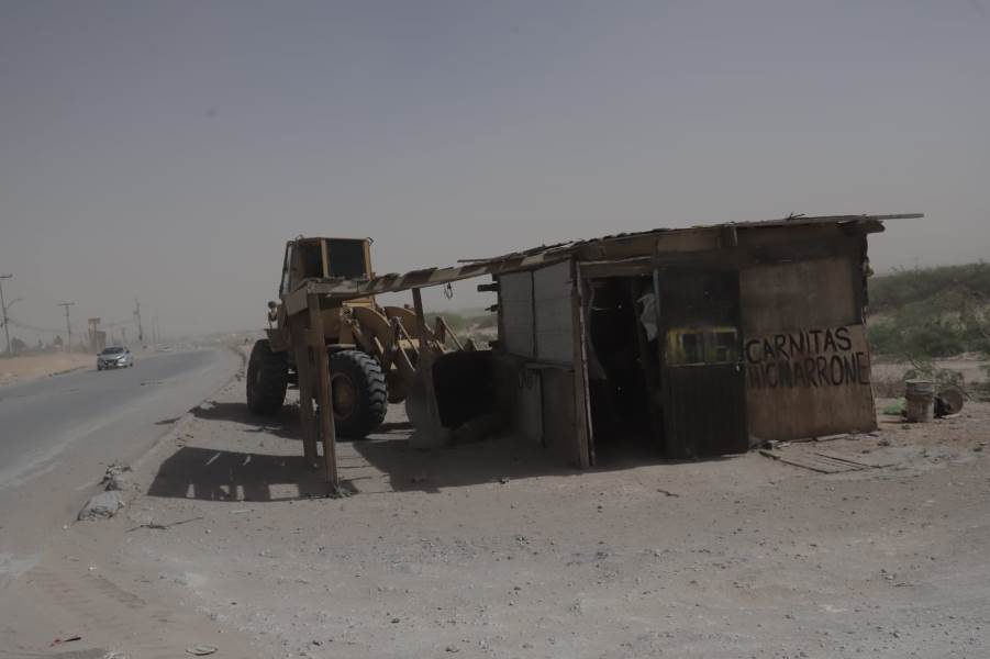 Retiran estructuras en vía pública durante operativo de reordenamiento