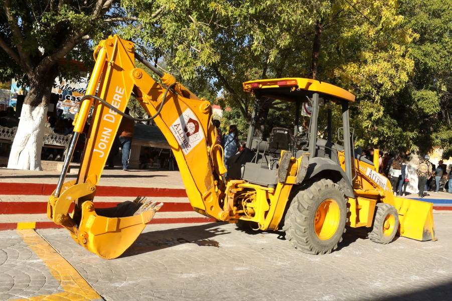 Donó Presidente Pérez Cuéllar retroexcavadora a Valle de Allende