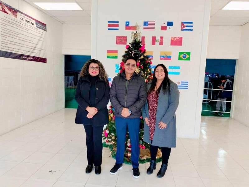 Cónsul general de la República de El Salvador lleva alimentos propios del país a migrantes del Kiki Romero