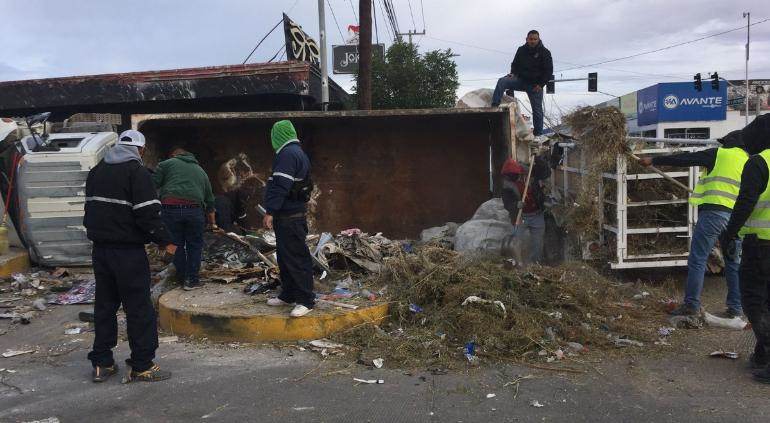 Camión de la dirección de Limpia cargado de basura se volcó  