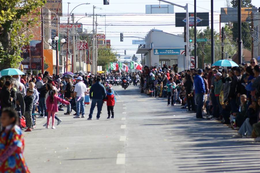 Cientos de juarenses disfrutaron el desfile por el aniversario 113 de la Revolución Mexicana