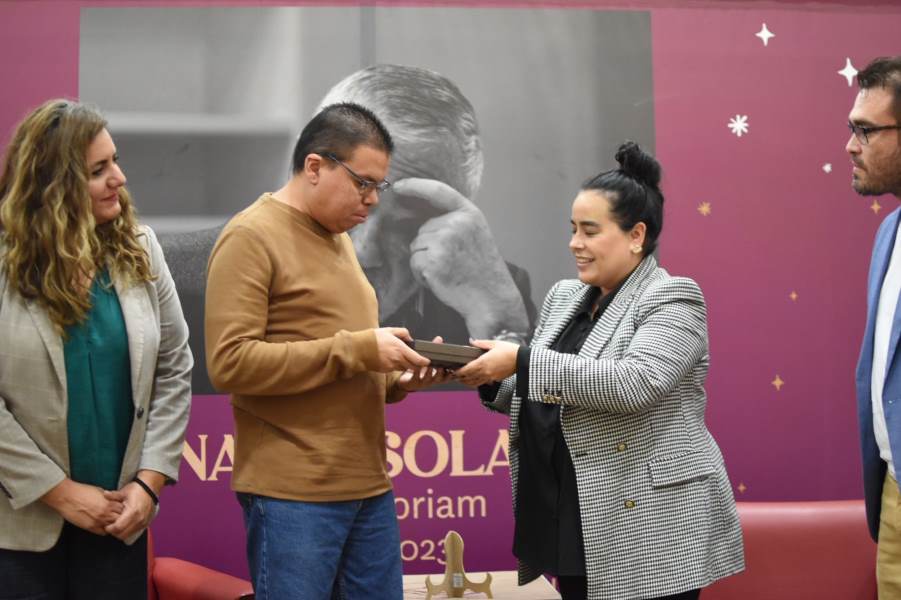 Reconocen con medalla "Ignacio Solares" al escritor Gabriel Trujillo en la Feria del Libro Chihuahua