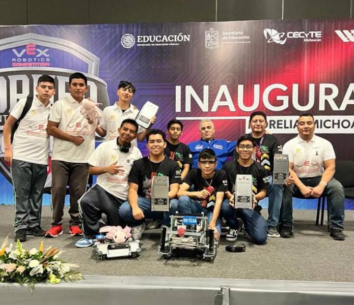Arrasan alumnos del CECyTECH en competencia internacional de robótica