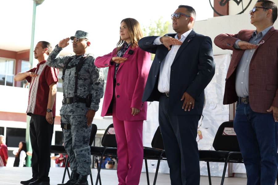 Encabe Rubí Enríquez  ceremonia de izamiento de bandera en el CBTIS 128