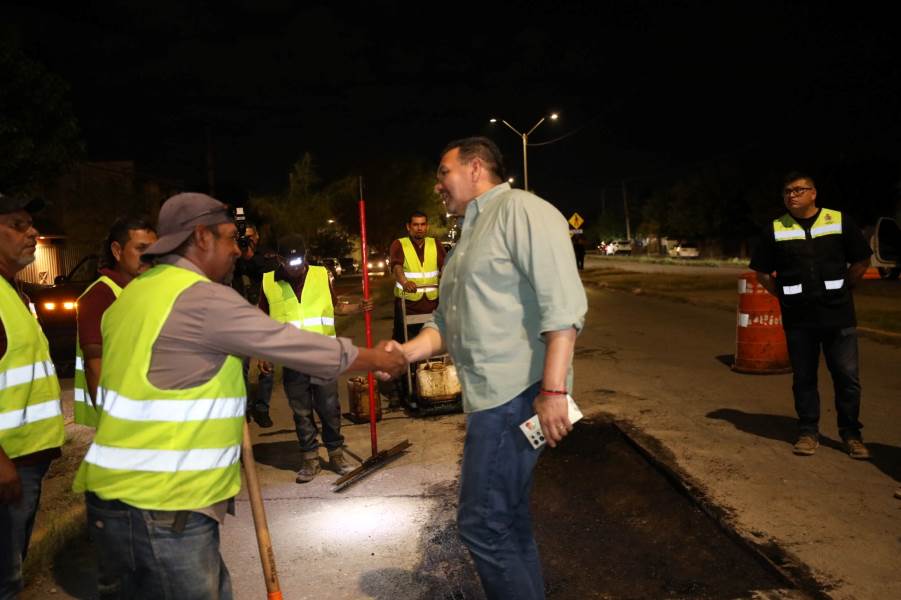 Supervisó alcalde trabajos de bacheo nocturno en la avenida Valentín Fuentes