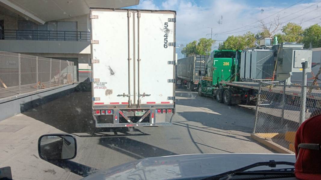 Sin aviso oficial, elimina Texas revisiones exhaustivas a los camiones de carga.
